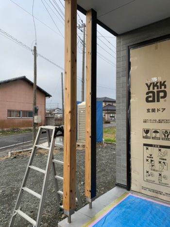 群馬県にて新築住宅の屋根雨樋柱巻き工事です
